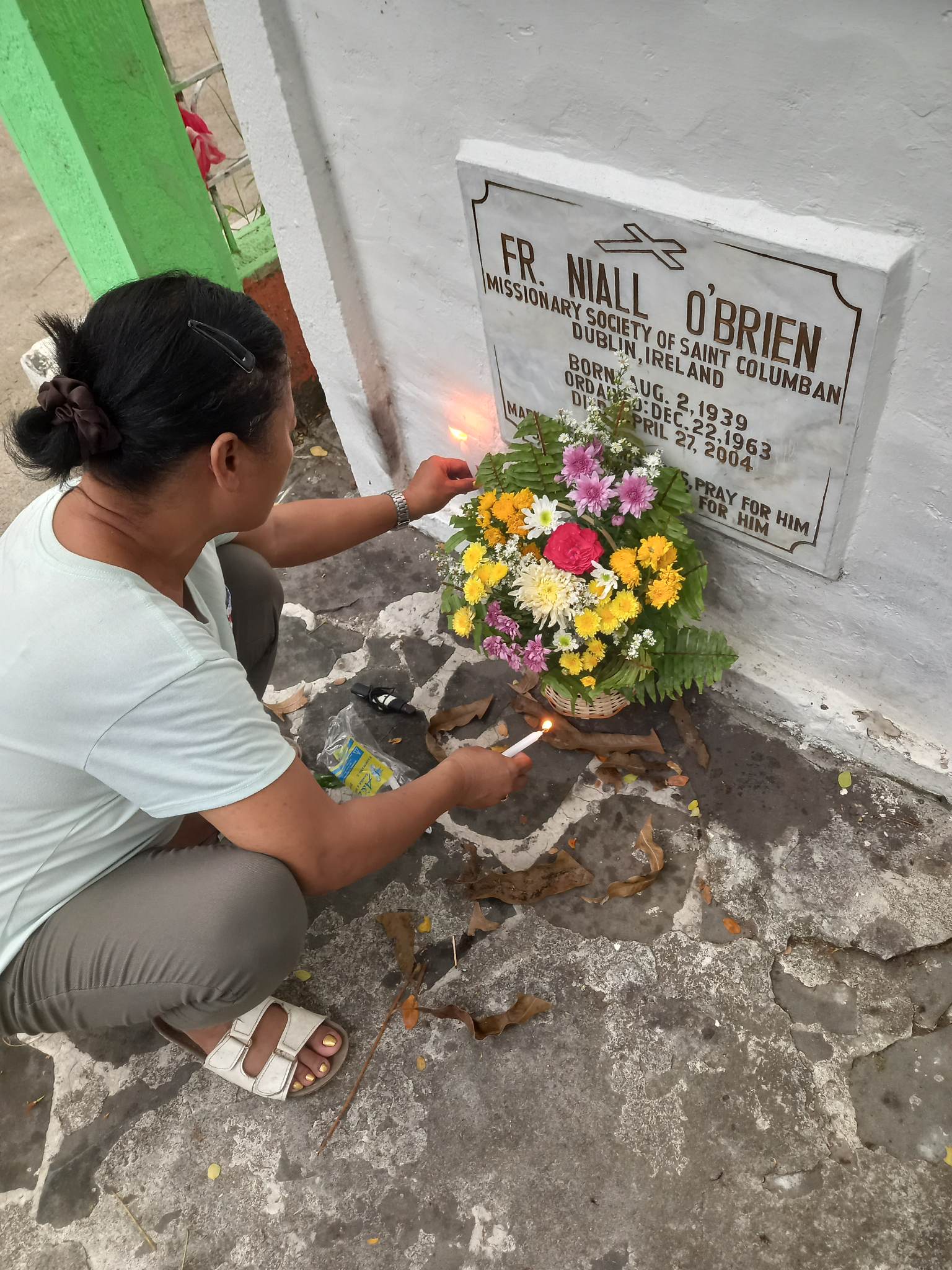 Rosette at grave of Fr. Niall 2023 - Columban Missionaries